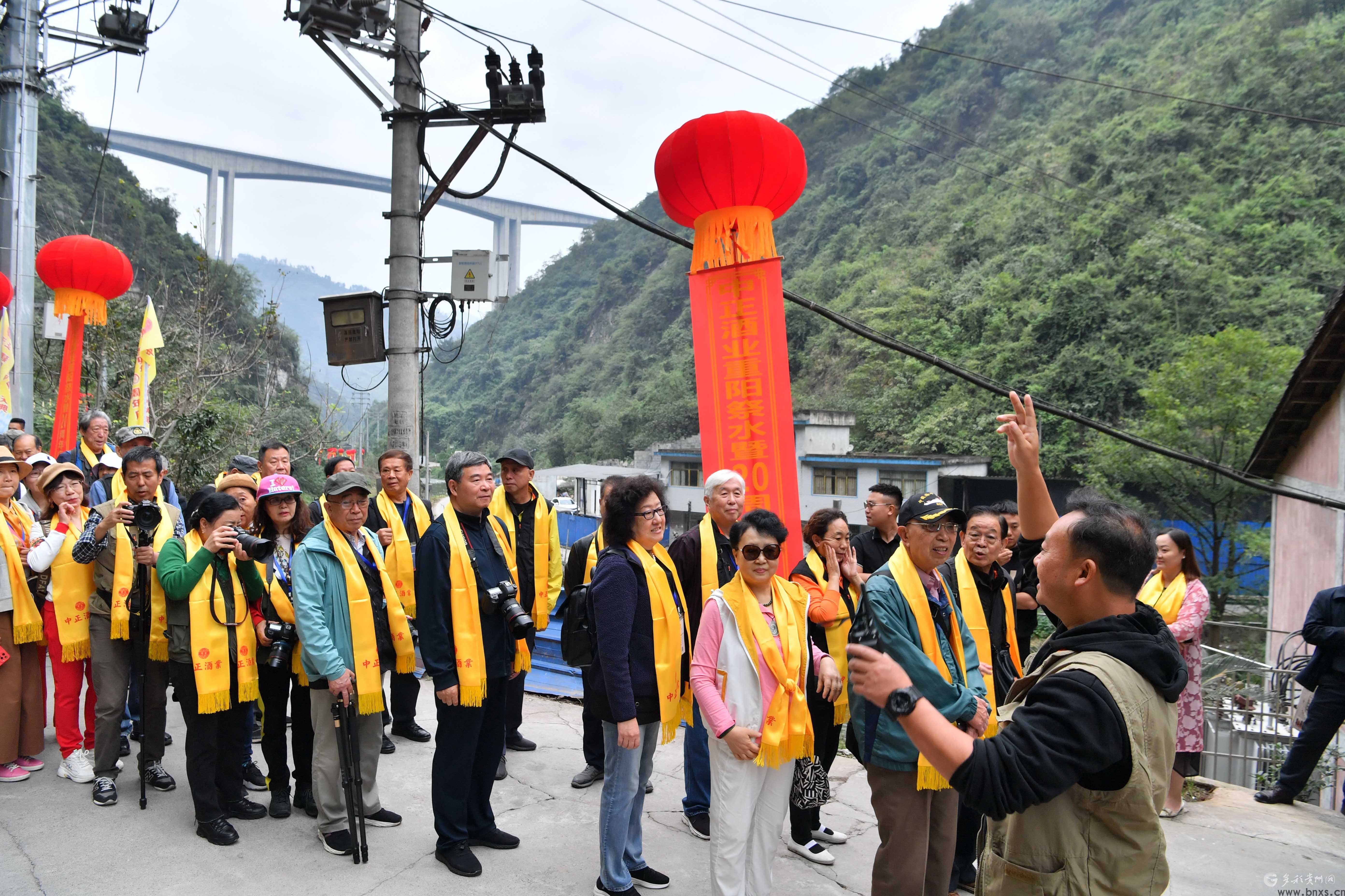 2023年10月23日，中国国际海洋摄影协会贵州分会会长何跃在组织会员有序进入一酒厂参加活动。DSC_2072.JPG