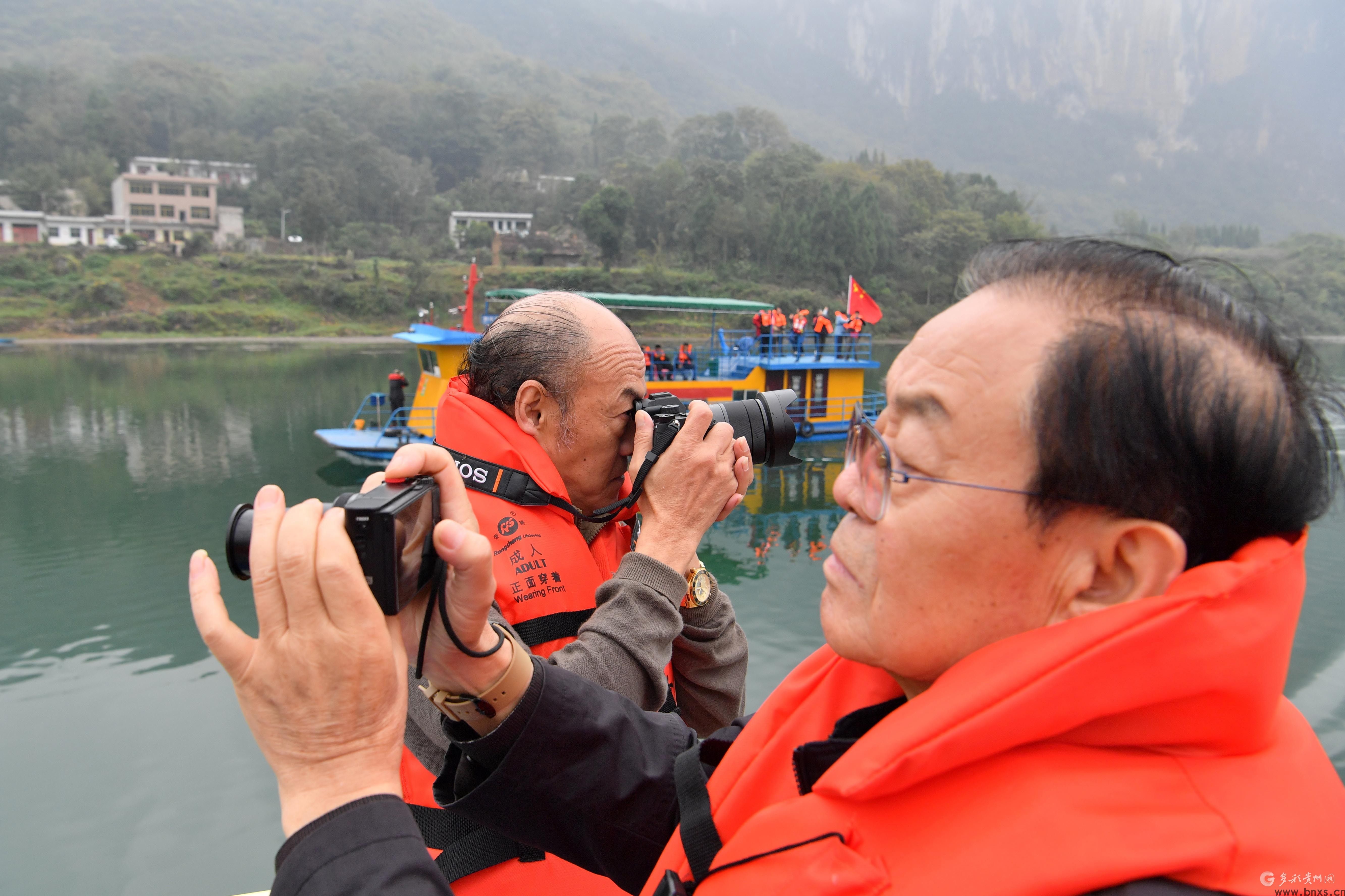 2023年10月26日，中国国际海洋摄影协会的会员在拍摄乌江百里画廊的风光。DSC_5626.JPG