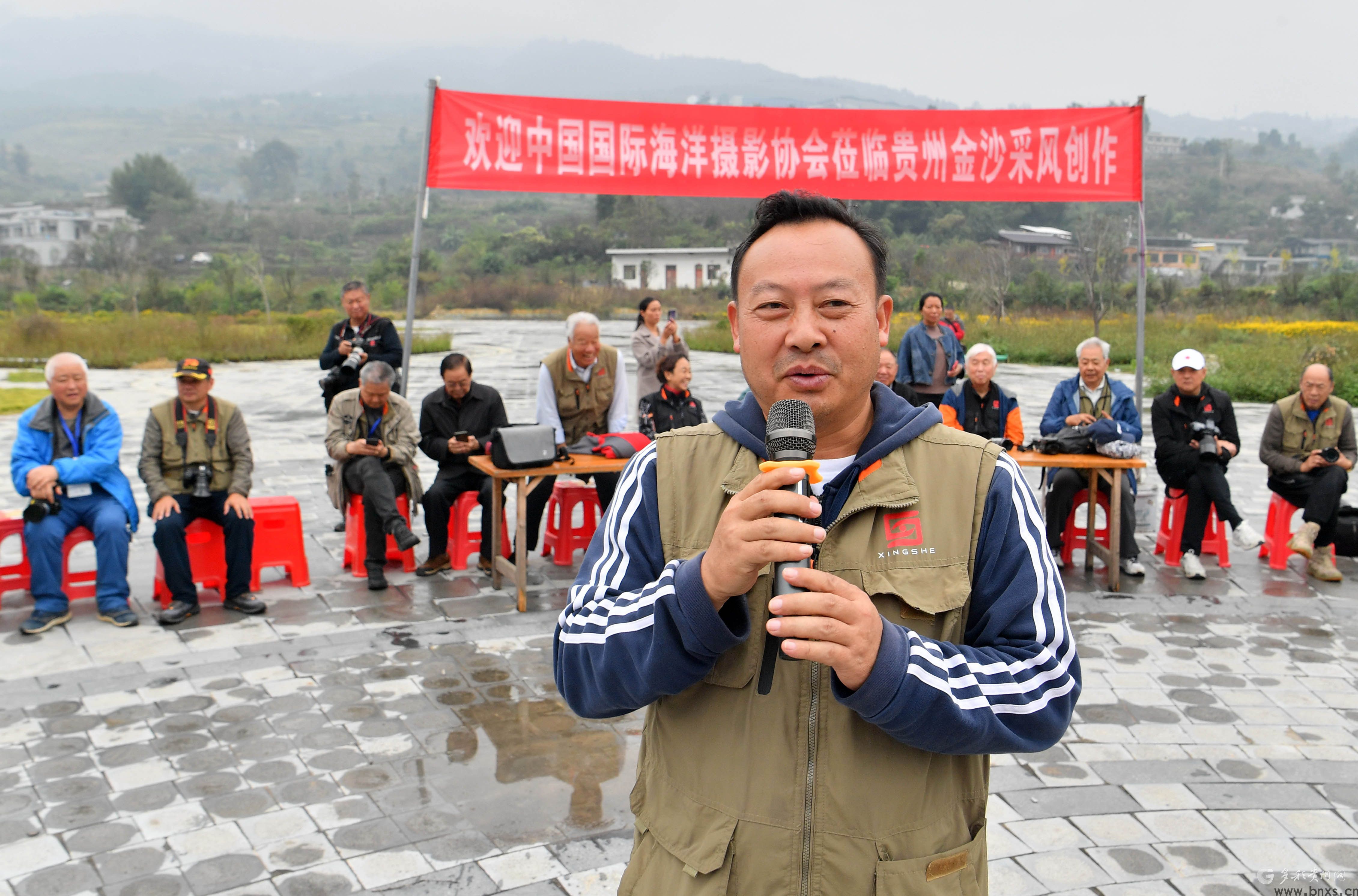 2023年10月26日，在化觉前顺村联欢会上，中国国际海洋摄影协会副主席、贵州分会主席何跃致欢迎词。DSC_6170.JPG