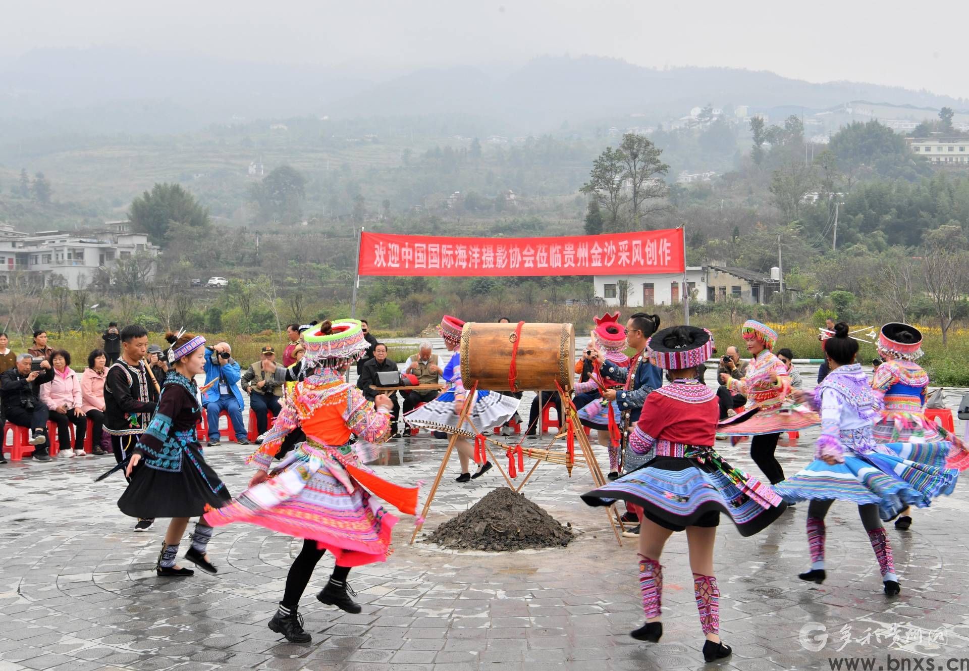 2023年10月26日，在化觉镇前顺村联欢会活动中，苗族群众在表演非遗木鼓舞。DSC_6119.JPG