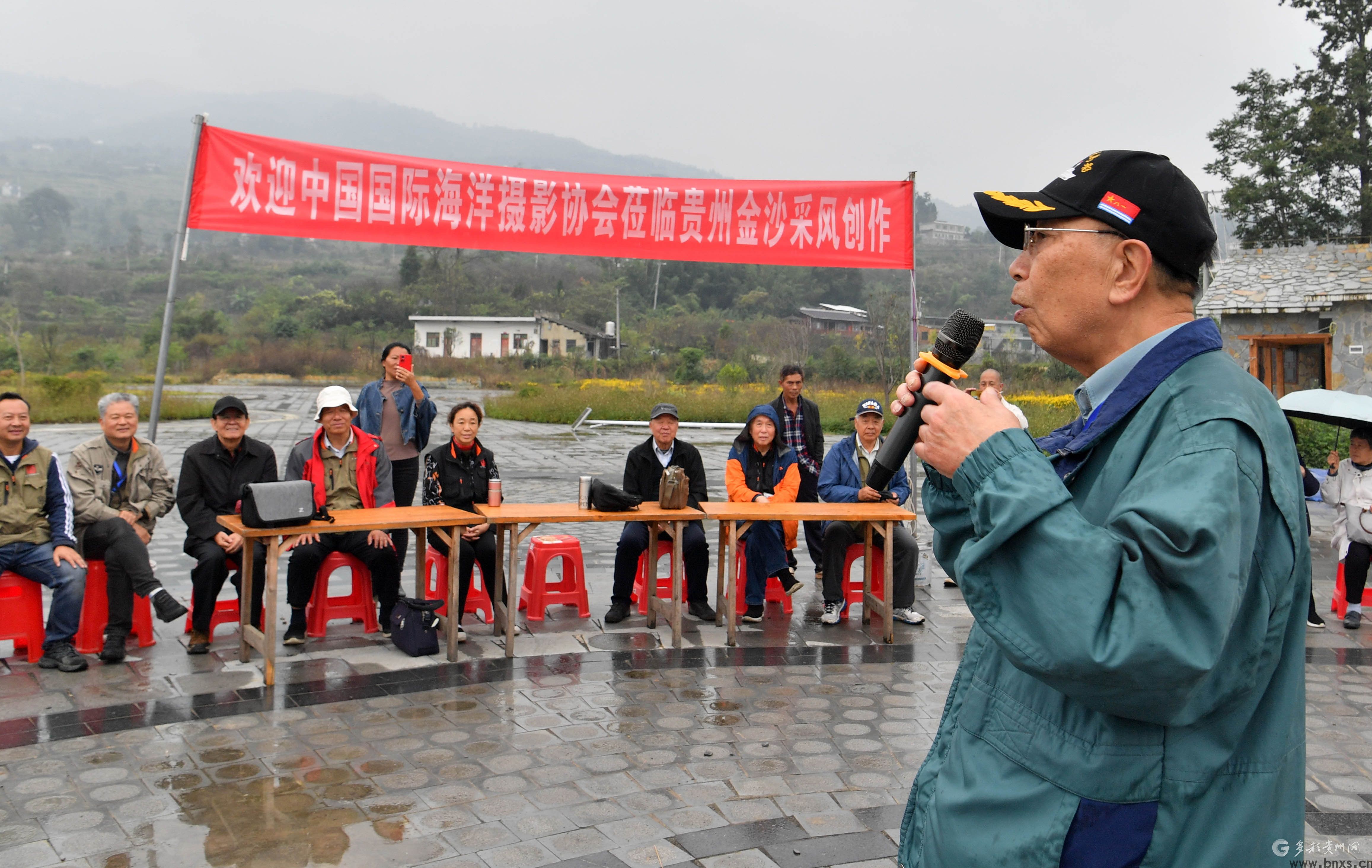 2023年10月26日，在化觉镇前顺村联欢会活动中，中国国际海洋摄影协会主席孟昭澄在领唱歌曲。DSC_6259.JPG