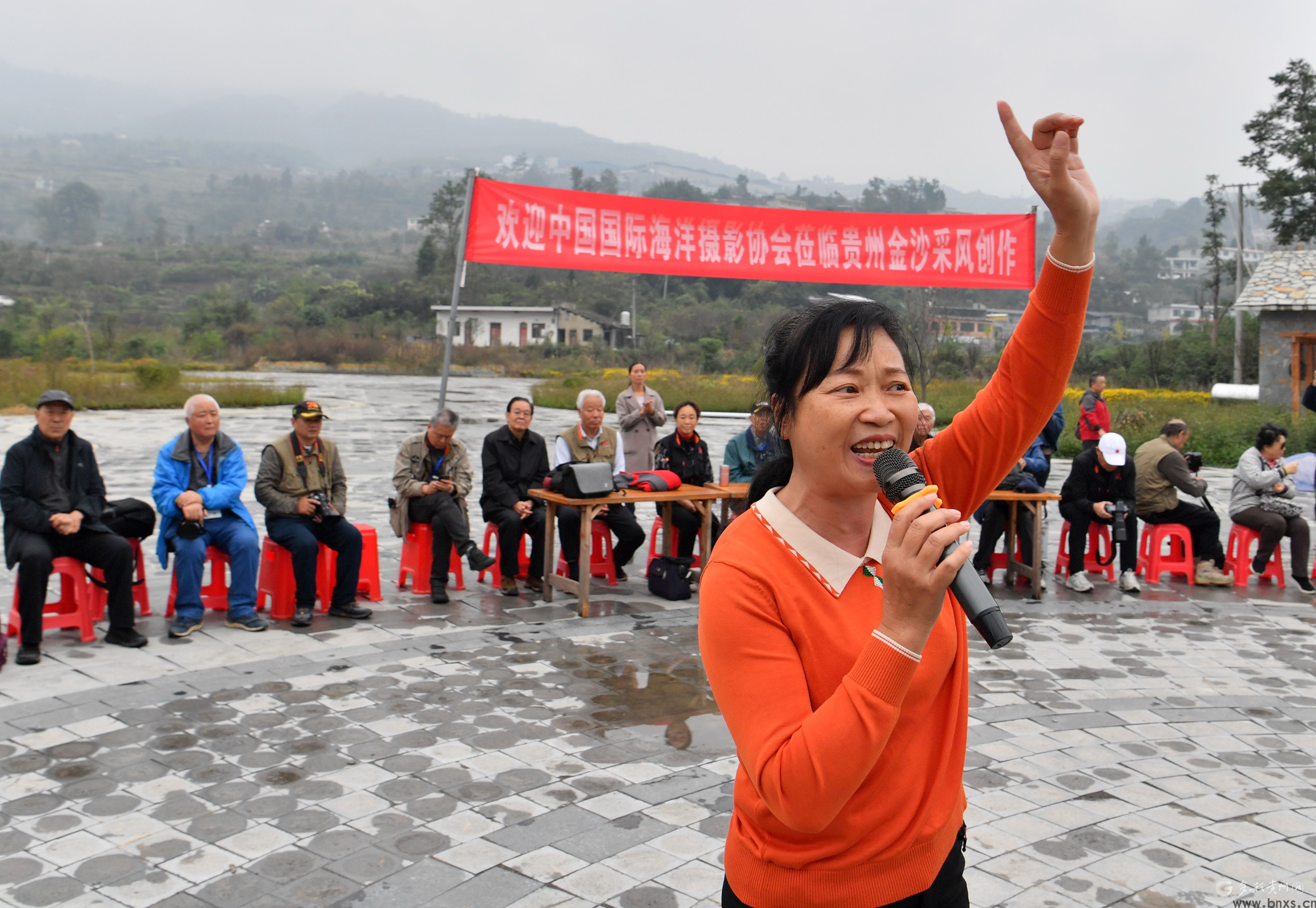 2023年10月26日，在化觉前顺村联欢会上，中国国际海洋摄影协会会员在演唱歌曲。DSC_6178.JPG