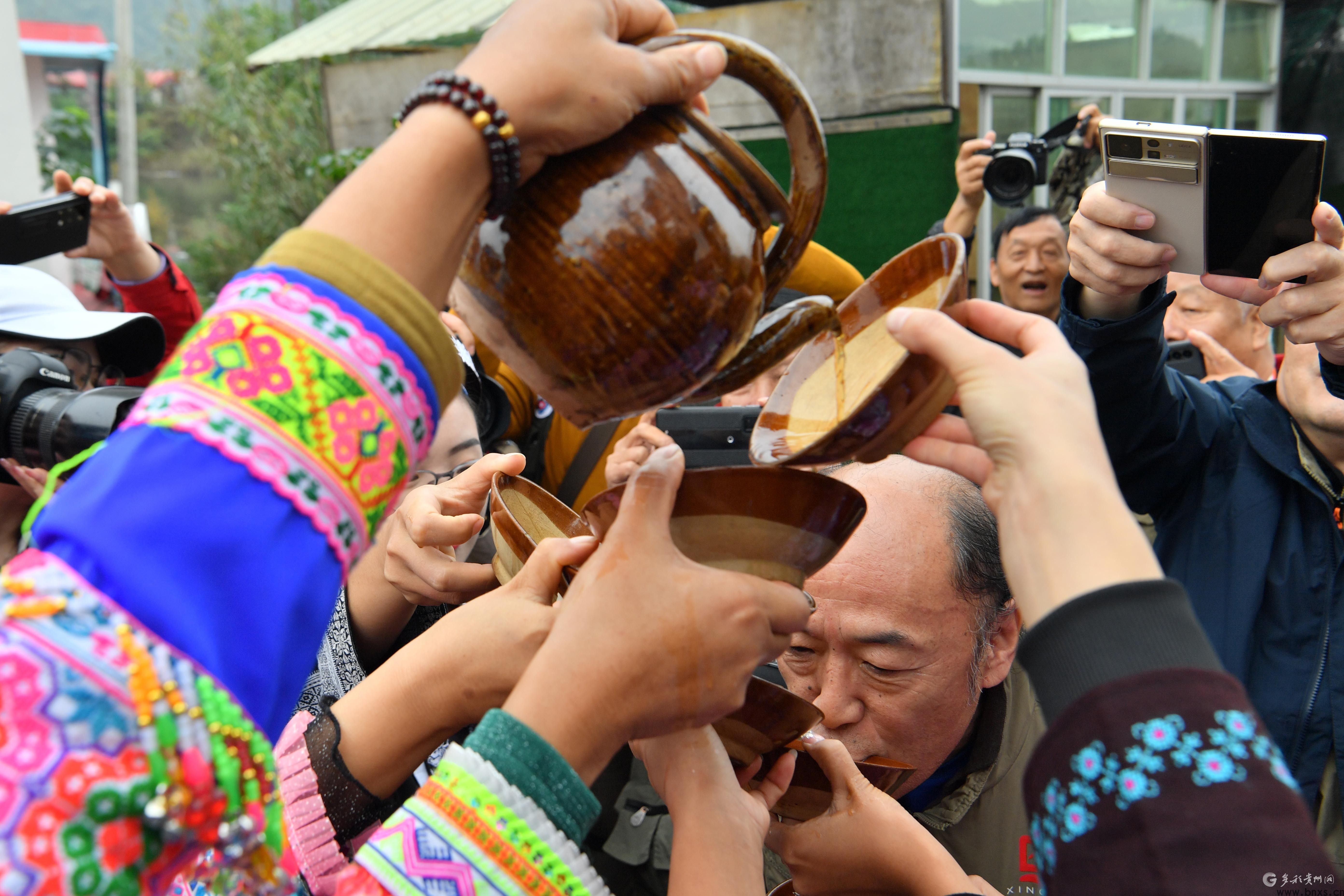 2023年10月26日，在化觉镇前顺村，苗族群众在给中国国际海洋摄影协会的会员敬“高山流水”酒。DSC_5929.JPG